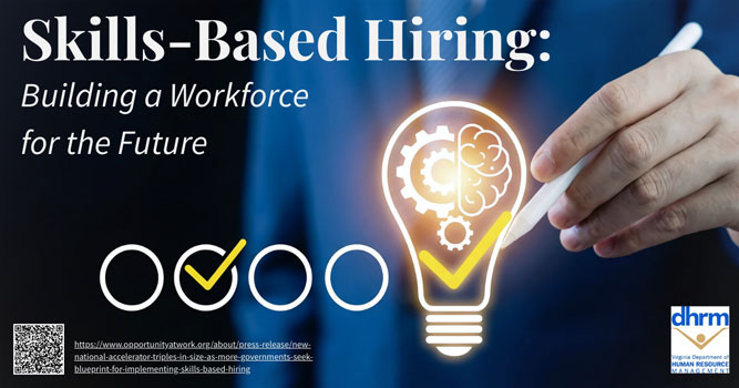 رجل أعمال يصنع علامة اختيار خلف المصباح الكهربائي