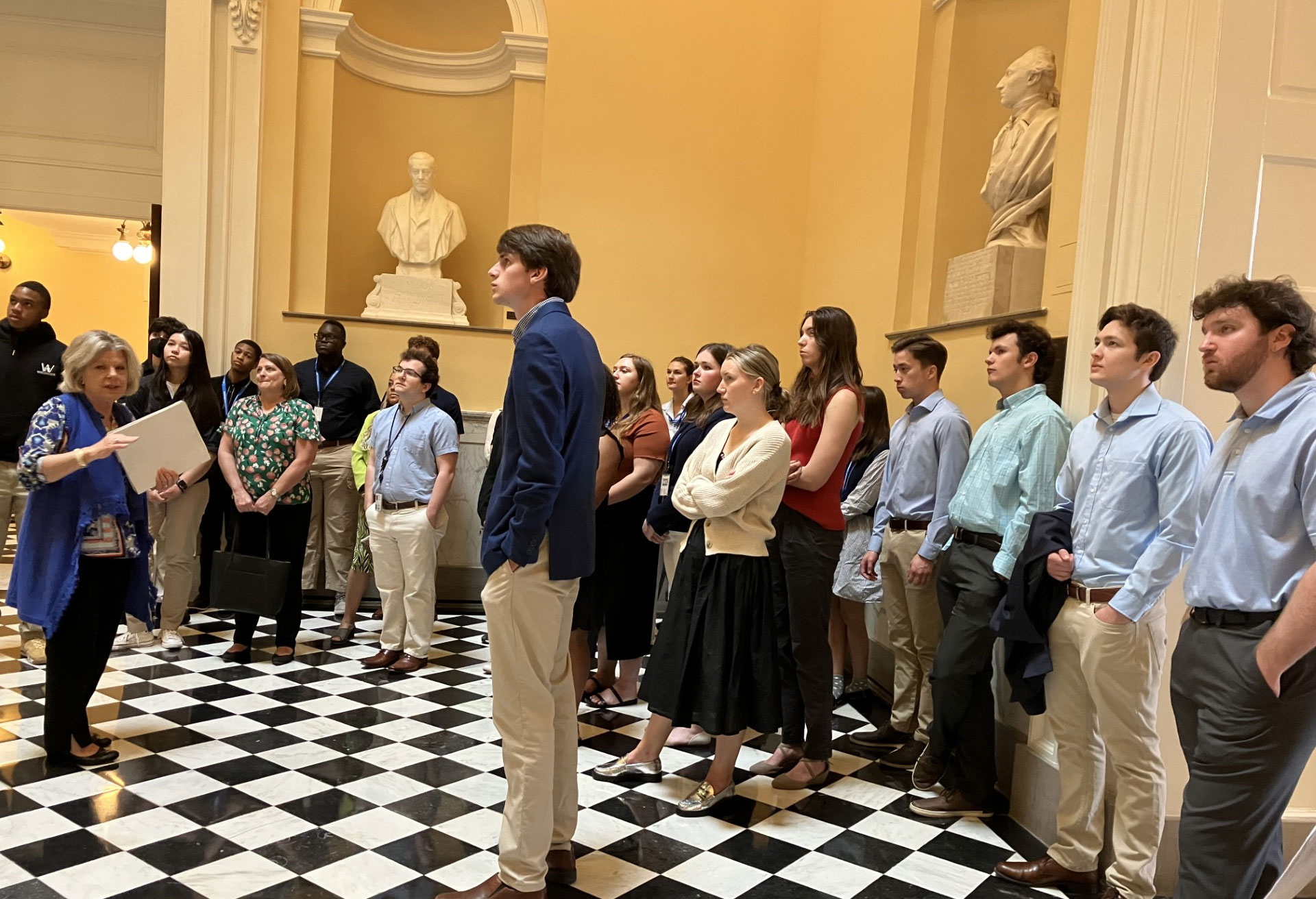 مجموعة من الأشخاص يقفون أمام تمثال