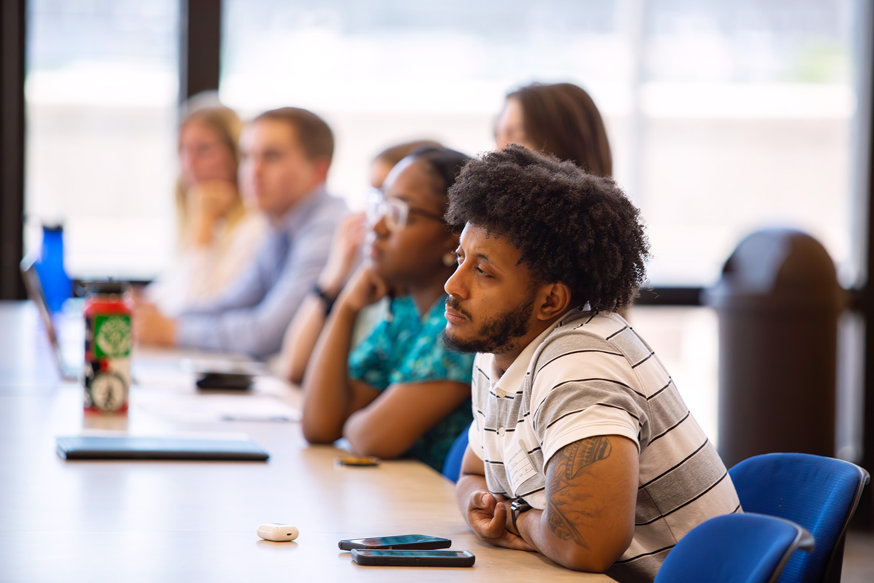 مجموعة من الأشخاص يجلسون على طاولة