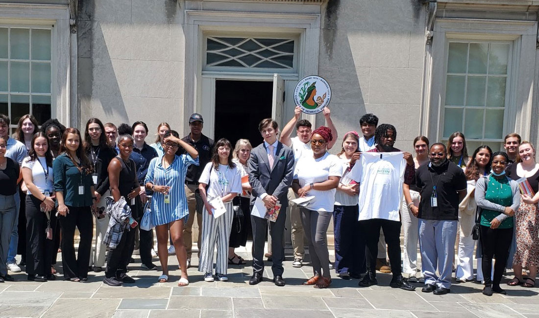 مجموعة من الأشخاص يقفون أمام المبنى