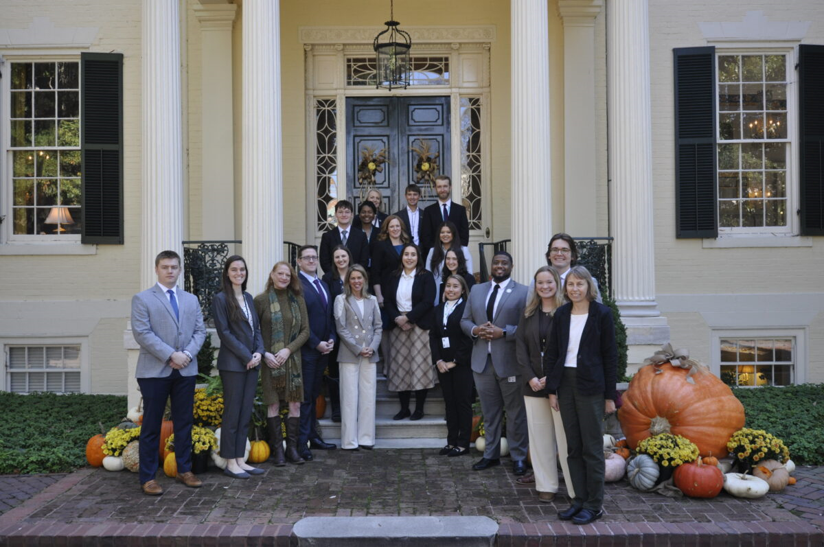 مجموعة من الأشخاص أمام المبنى